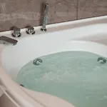 Centre - Spacious - Jacuzzi - Ac - Wifi Apartment