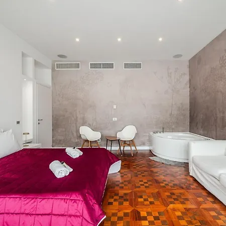 Centre - Spacious - Jacuzzi - Ac - Wifi Apartment *