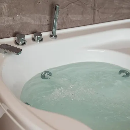 Centre - Spacious - Jacuzzi - Ac - Wifi Daire